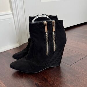 Just Fab Women’s Black Ankle Booties Wedge Heel Gold Zippers, size 8 shoes